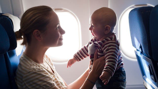 Авиаперелет с малышом: как скрасить часы в самолете?