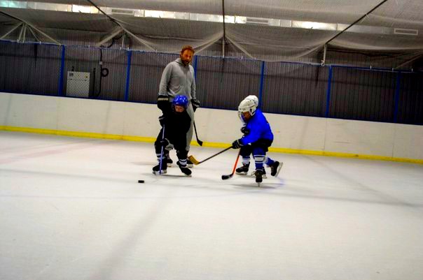 Особенности групповых и индивидуальных тренировок по хоккею для детей
