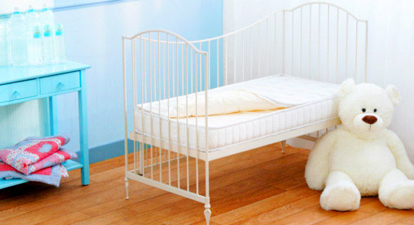 Каким должен быть матрас в кроватку для новорожденного ребенка?